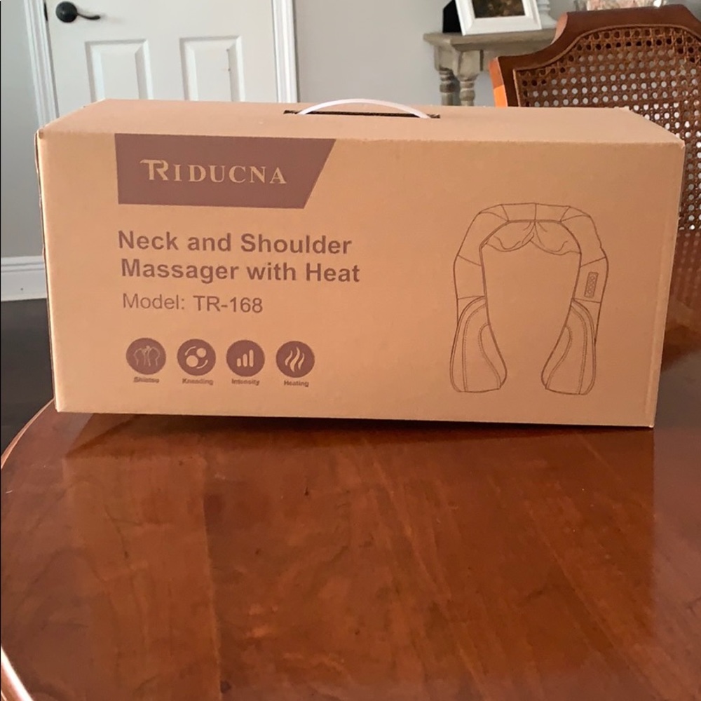 Neck and shoulder massager with heat!!! 💁🏼‍♀️